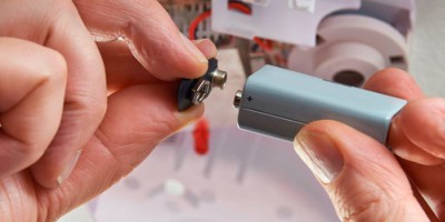 如何判断可燃气体探测器的传感器的工作状态是否正常？